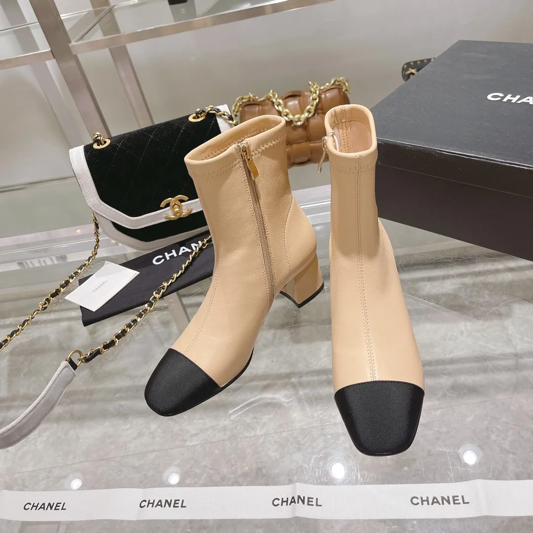 👟👟Ex-factory price 640👟👟 🍀Chanel Chanel Xiaoxiang Wannian classic stitching thick heel short boots. 🔻Interpretation of elegant little fragrance〰️Super textured style, low-key but not simple, elegant and noble, especially the small double CLOGO embellishment on the heel, and the simple splicing of different materials on the toe casually reveal elegance and sophistication. It feels like walking on the ground without tiring your feet at all👌🏻. 👟👟👟👟The upper is made of imported Italian lambskin🐑, the lining is lambskin, and the Italian cow leather outsole. Heel height: 5cm. size: 35-39 (34, 40 can be customized)
